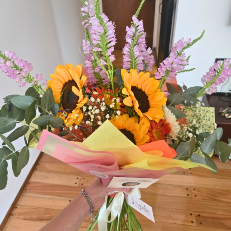 "Qué arte, Kari! Desde la combinación de colores, hasta la disposición, el papel y las impresiones, se nota la atención al detalle y el cuidado que hubo detrás. Hermosísimo 🫶🏼". Rita G.